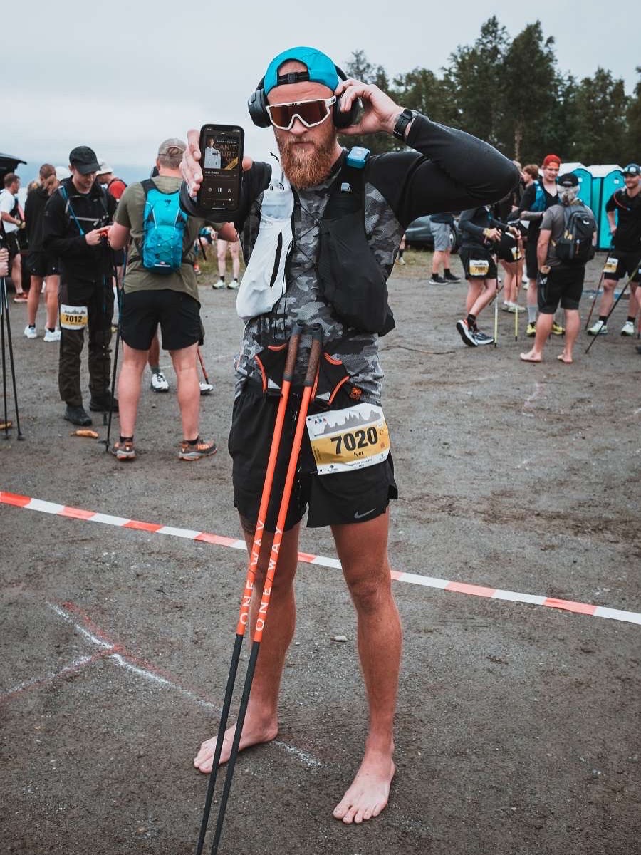 Iver at an ultramarathon running barefoot
